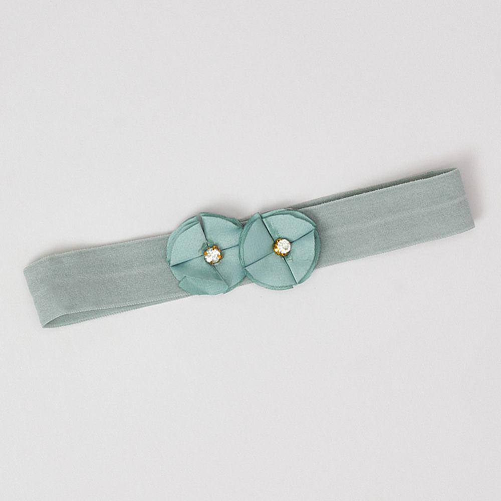 

these are simple yet fashionable beautiful hair accessories which are