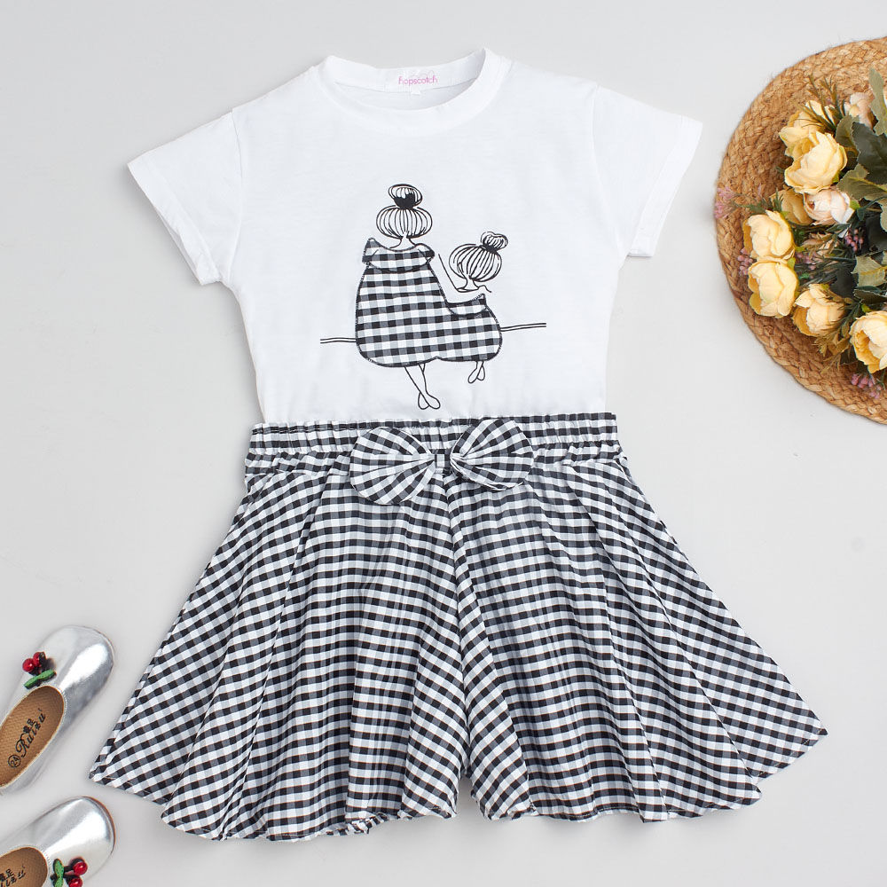

features material 65 cotton 5 spandex and 30 poly the