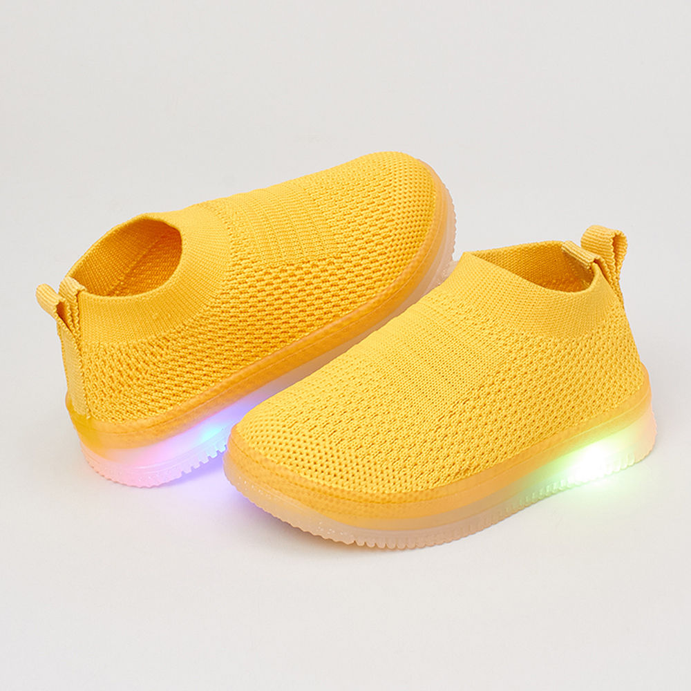 

features upper material flyknit recycled polyester memory foam sole material