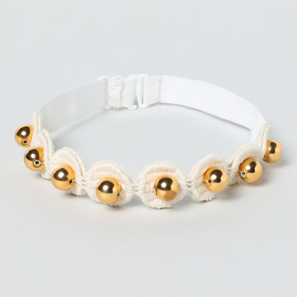 

mixing and matching a nude base with bright gold decorations