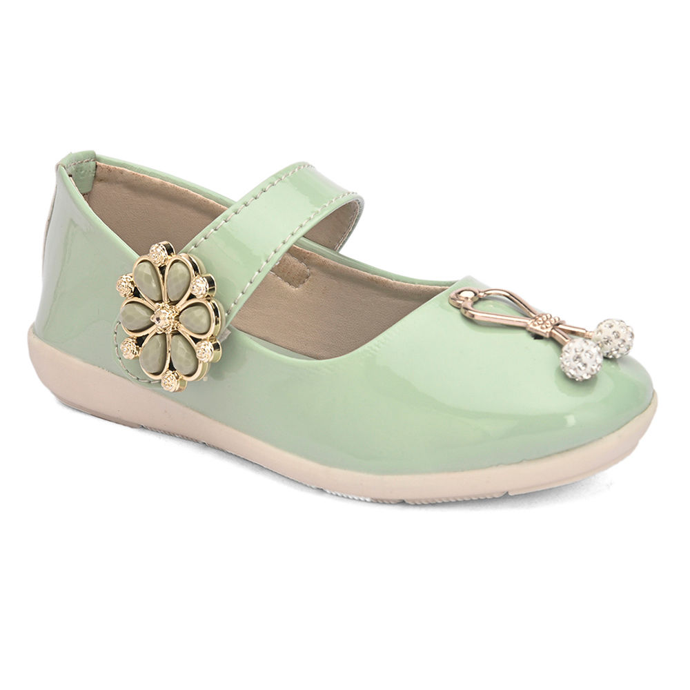 

features upper material 100 synthetic sole material 100 synthetic the