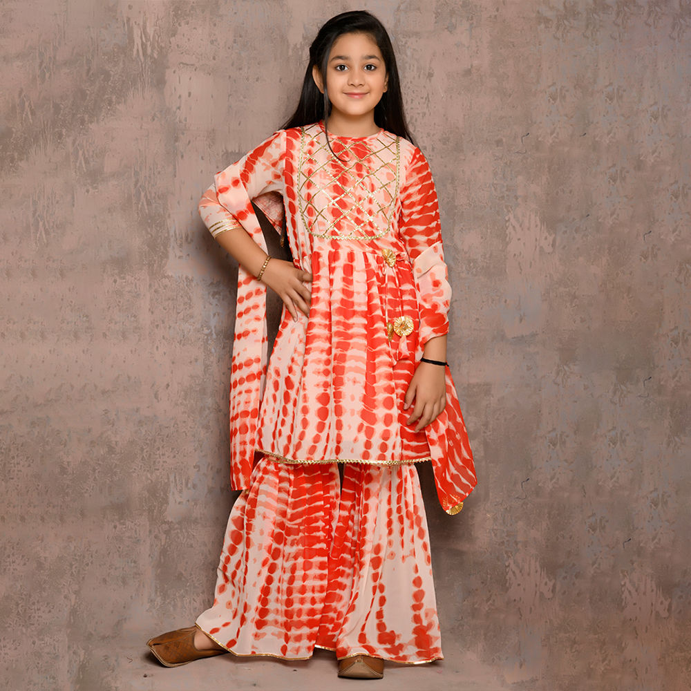

features material 100 georgette fit type regular the actual product