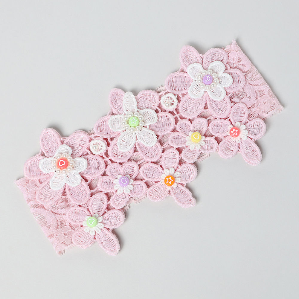

the monochrome palette bow decorates this white lace and pearl