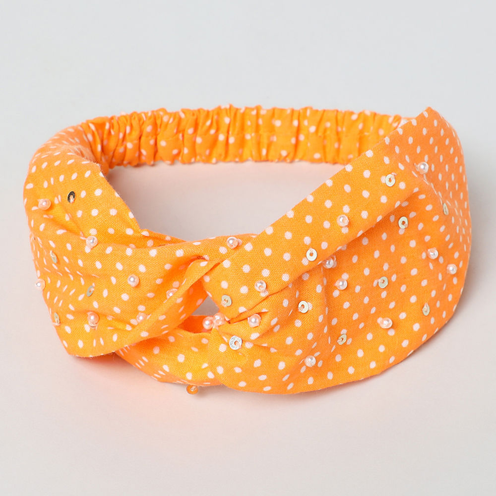 

the monochrome palette bow decorates this white lace and pearl