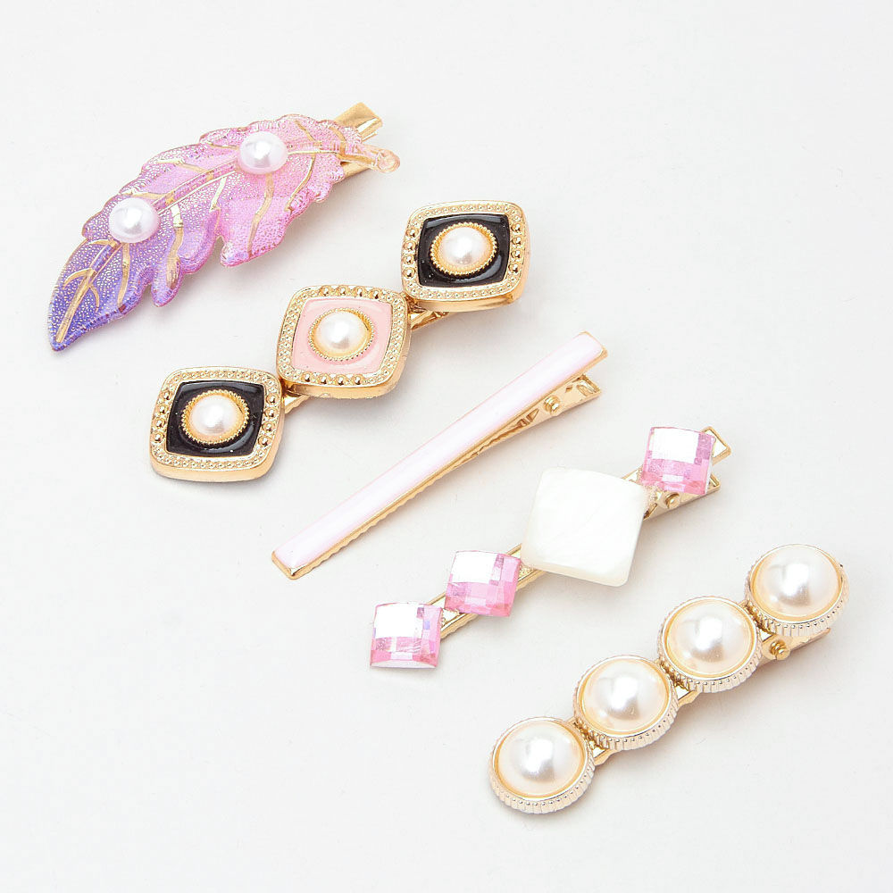 

the translucent hue of these crystal hairclips and simple design