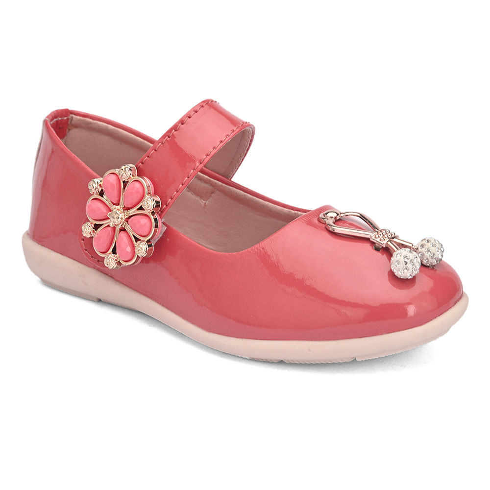 

features upper material 100 synthetic sole material 100 synthetic the