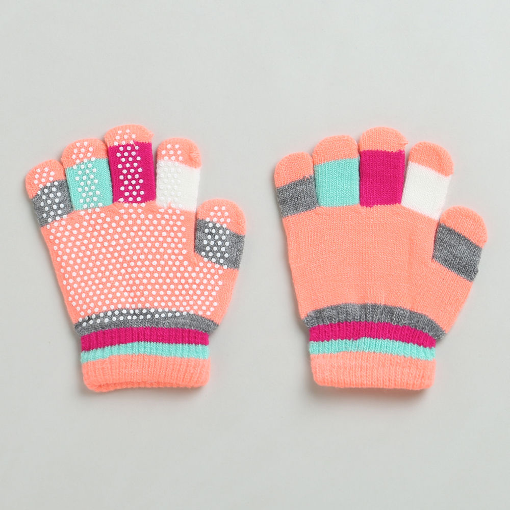 

features material 95 fleece and 5 fabric the actual product