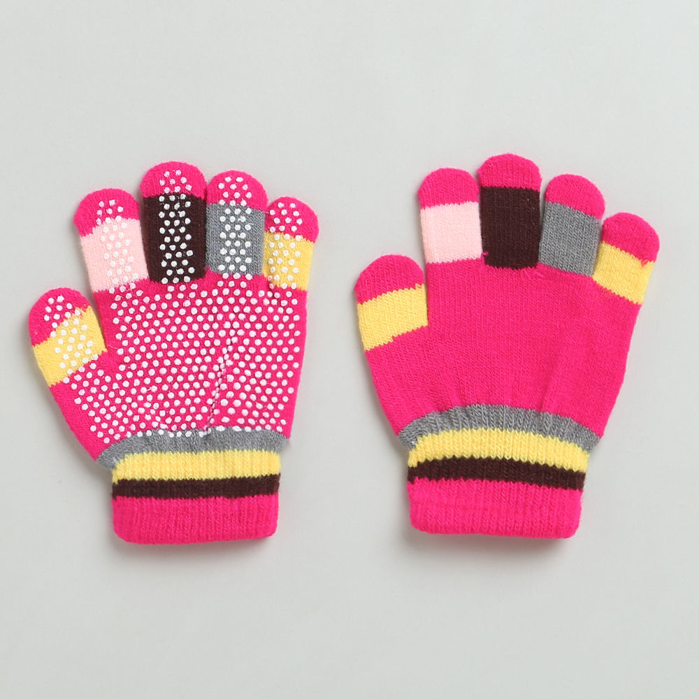 

features material 95 fleece and 5 fabric the actual product
