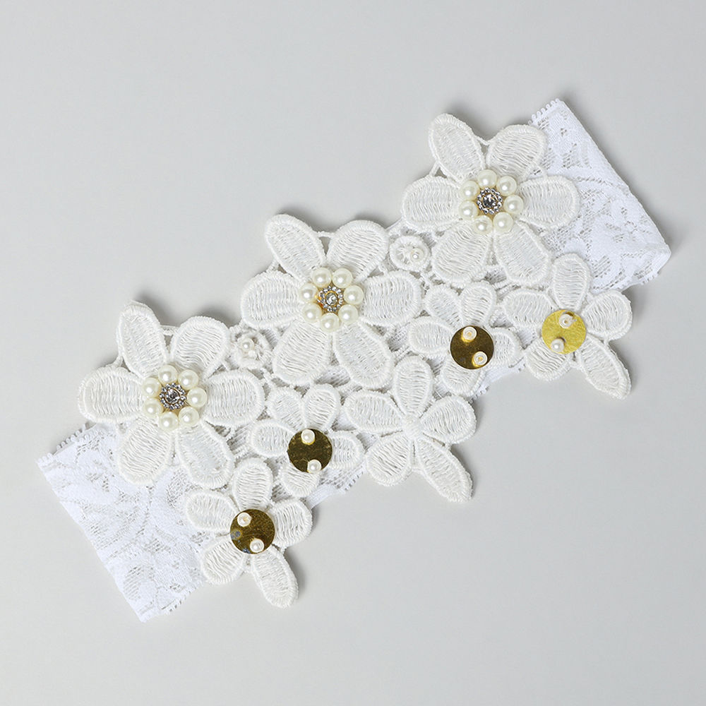 

the monochrome palette bow decorates this white lace and pearl
