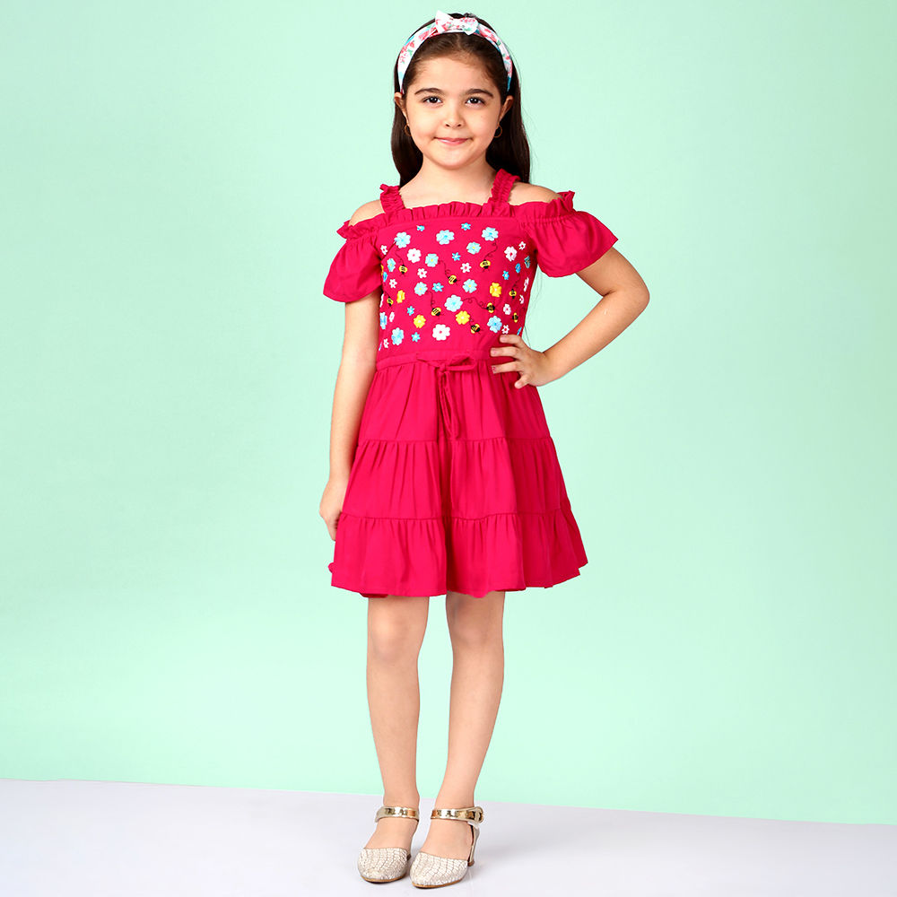 

features material 100 polyester the actual product may differ slightly