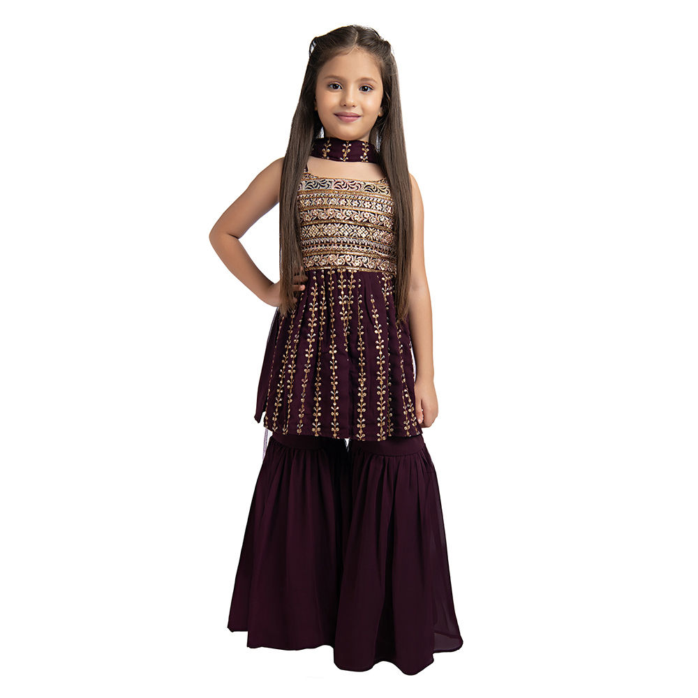 

features material 100 georgette fit type slim the actual product