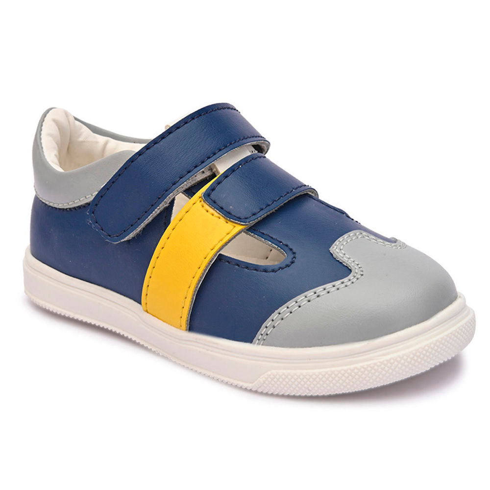 

features upper material 100 synthetic sole material 100 pvc the