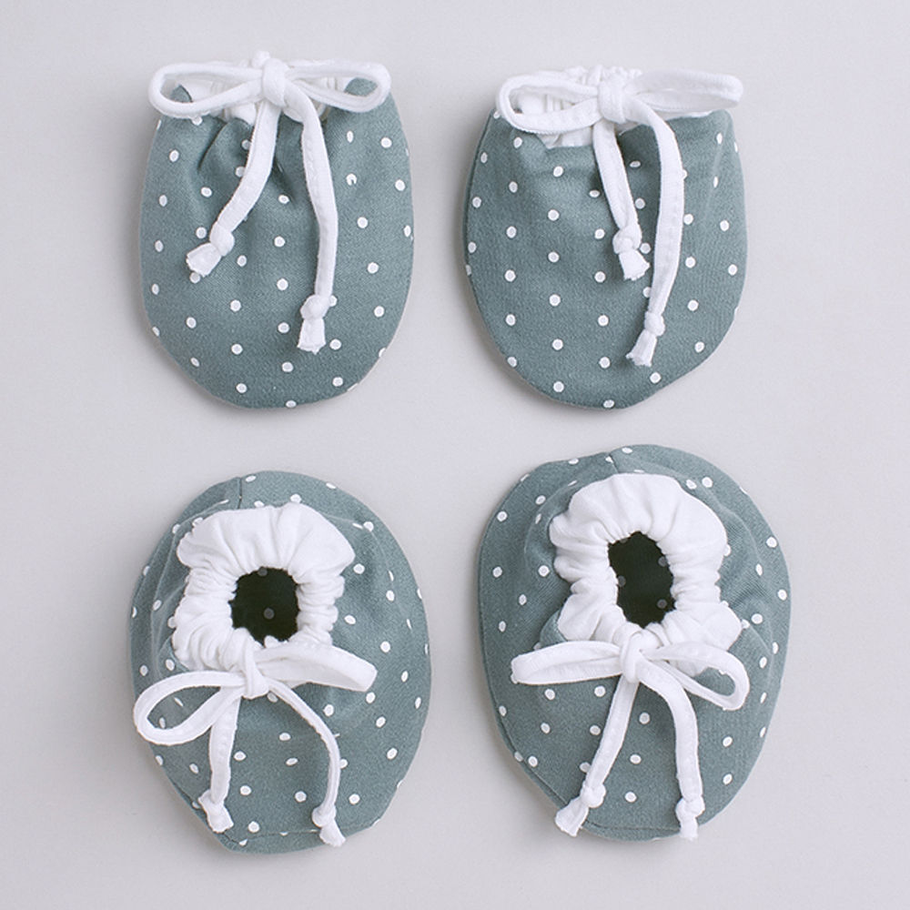 

soft gentle knitted cotton mittens booties set for the little