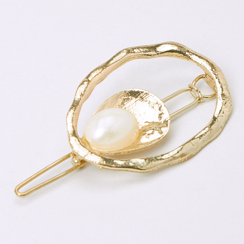 

rich golden clip with diamond to cherish all occassions