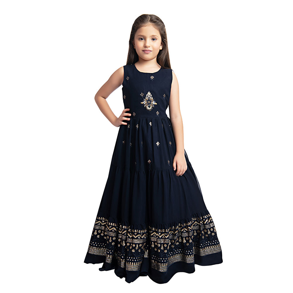 

features material 100 georgette fit type slim the actual product