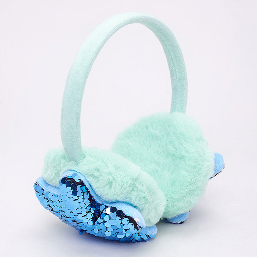 

wearing earmuffs shows a small face the shape is cute